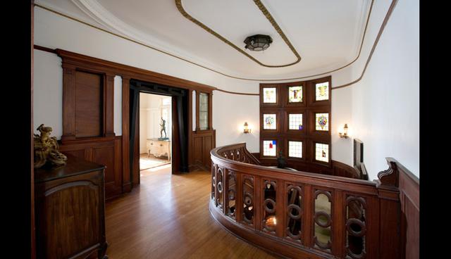 En el segundo piso se encuentran los ambientes íntimos. Aquí podemos que se implementaron unos vitrales. (Foto: Airbnb)