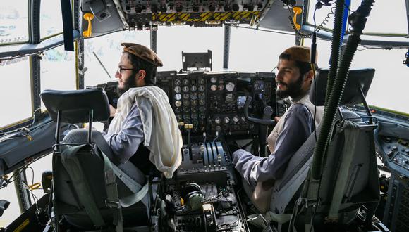Los combatientes talibanes se sientan en la cabina de un avión de la Fuerza Aérea de Afganistán en el aeropuerto de Kabul el 31 de agosto de 2021, después de que Estados Unidos retirara todas sus tropas. (Wakil KOHSAR / AFP).
