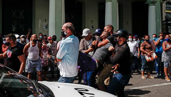 A gritos de “Libertad” y “Tenemos hambre”, miles de cubanos se manifestaron el 11 de julio de 2021, una histórica jornada que se saldó con la muerte de un manifestante, decenas de heridos y 1.377 personas detenidas. (Foto: ADALBERTO ROQUE / AFP / ARCHIVO)