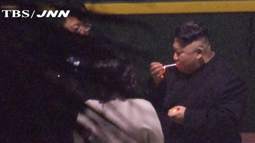Distendido y fumando: Así Kim Jong-un espera a Trump para su segundo encuentro. (AP)