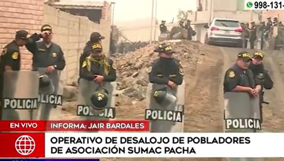 Más de 150 agentes de la Policía Nacional llevan a cabo una operación de desalojo en 72 hectáreas de la Asociación Sumac Pacha, Lurín. (Foto: Captura : América Noticias)