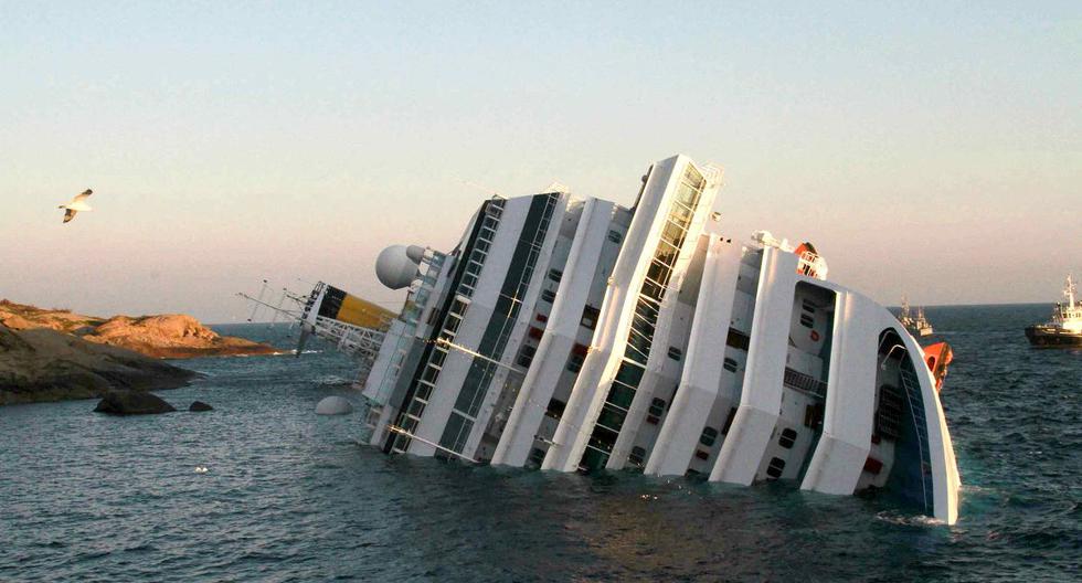 Un 13 de enero del 2012, el crucero italiano “Costa Concordia” naufraga frente a la isla italiana de Giglio causando 32 muertos. (STRINGER / AFP).