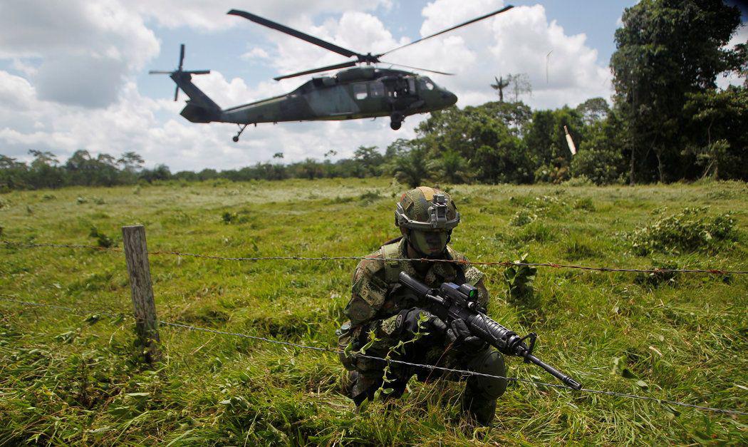 Un soldado colombiano vigilaba la frontera con Ecuador en el departamento de Nariño, Colombia, el año pasado. (Fredy Builes/Reuters).