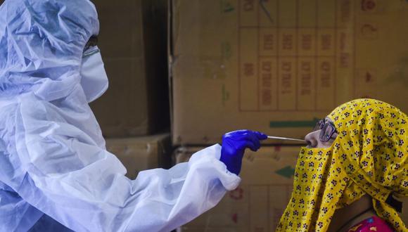 Un trabajador de la salud hace una prueba de coronavirus COVID-19 a una persona en Bombay, India, el 7 de septiembre de 2020. (Foto de Punit PARANJPE / AFP).