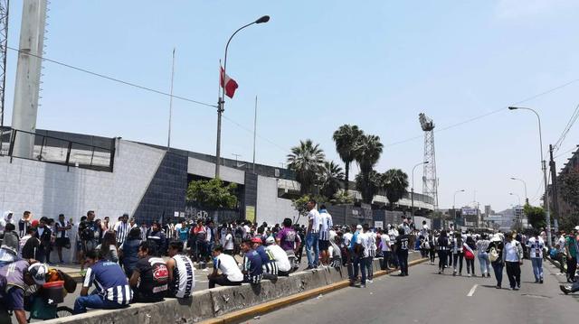 Miles de fieles seguidores de Alianza Lima llegaron temprano al estadio Alejandro Villanueva para ingresar al recinto y prepararse para el inicio del partido contra las 'Águilas Cutervinas'. (Foto: Christian Cruz / El Comercio)