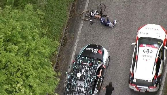En un grave descuido, el ciclista Pieter Serry fue atropellado por uno de los coches del Team BikeExchange en plena carrera del Giro de Italia. (Foto: agencias)