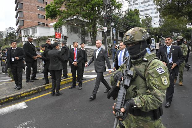 El Ministro de Defensa de Ecuador, Gian Carlo Loffredo (centro), abandona el Consejo Nacional Electoral después de una ceremonia de inauguración del referéndum el 21 de abril de 2024.(Foto de Rodrigo BUENDÍA / AFP).