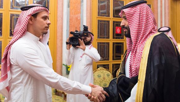 Jamal Khashoggi: Salah Khashoggi, hijo del periodista asesinado, se fue de Arabia Saudita. En la imagen junto al príncipe heredero Mohammed bin Salman. (EFE).