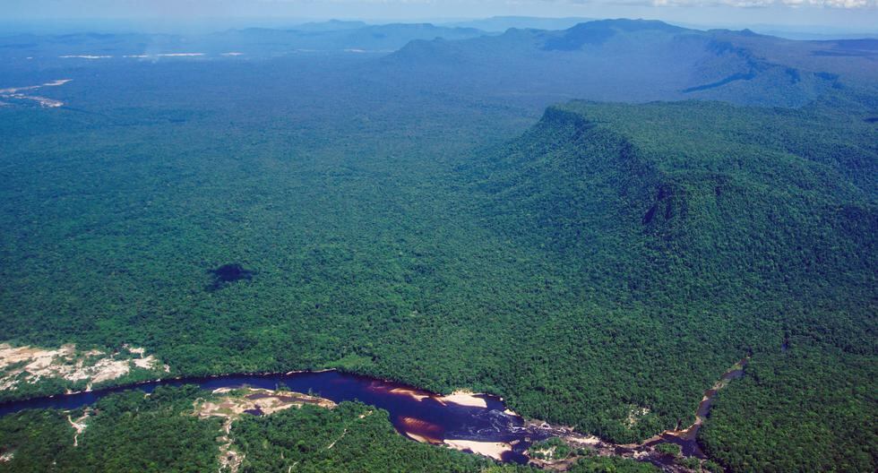 Vista aérea del río Potaro que atraviesa el Parque Nacional Kaieteur, que se encuentra en una sección de la selva amazónica en la región Potaro-Siparuni de Guyana, tomada el 24 de septiembre de 2022. (Foto de Patrick FORT / AFP).