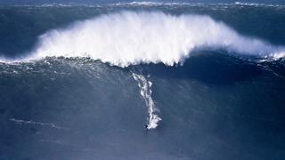 Tablistas salen por olas gigantes durante temporal en Portugal