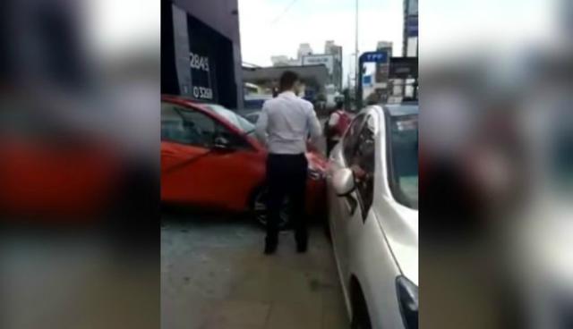 Incidente ocurrió luego de que una mujer llegara al establecimiento y pidiera saber "cómo sonaba el motor" de un coche que llamó su atención. (Foto: Captura/YouTube)