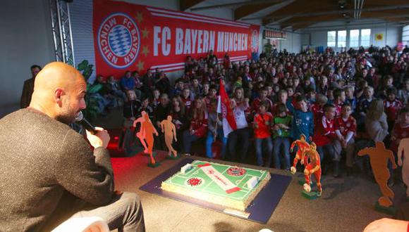 Pep Guardiola en aprietos ante niños fans del Bayern Múnich