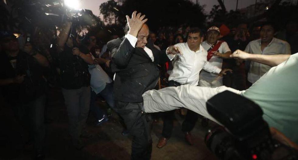 Luis Alva Castro fue golpeado que protestaban contra la decisión de Alan García de pedir asilo. (Foto: César Campos/El Comercio)