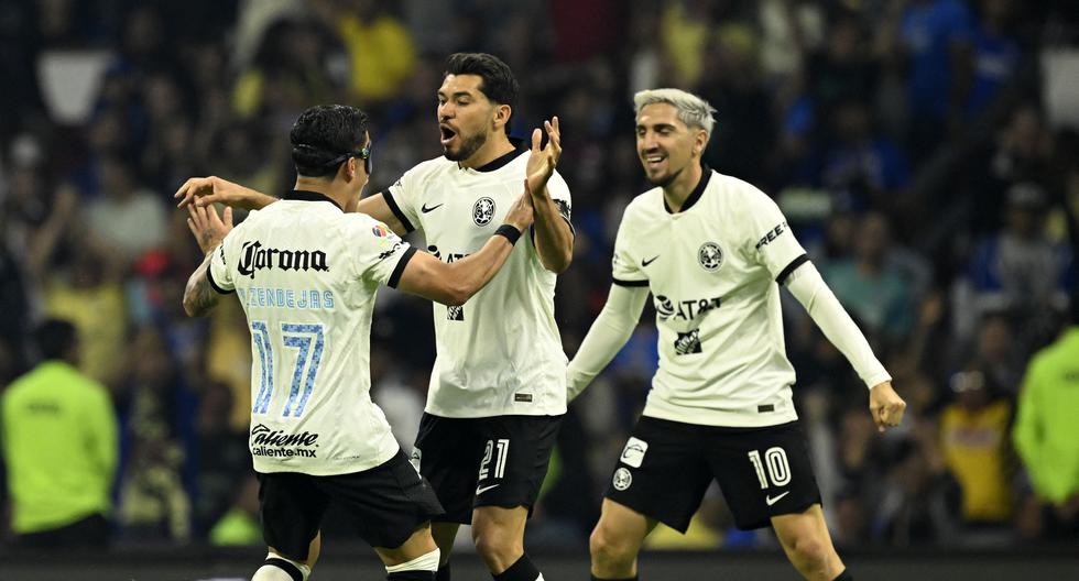 Club America's Alejandro Zendejas (L) celebrates with his teammates Henry Martin (C) and Diego Valdes (R) after scoring a goal against Cruz Azul during their Clausura 2023 Mexican Tournament match at the Azteca stadium in Mexico City on April 15, 2023. (Photo by ALFREDO ESTRELLA / AFP)