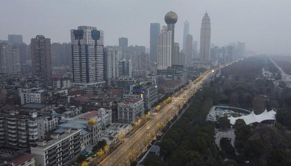 Imagen aérea de la ciudad china de Wuhan, donde se conocieron los primeros casos de coronavirus, el 27 de enero del 2020. (Foto: Hector RETAMAL / AFP).