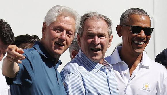 Los expresidentes estadounidenses Bill Clinton (izquierda), George W. Bush (centro) y Barack Obama durante la ceremonia inaugural de la Copa Presidentes en el Liberty National Golf Club en Nueva Jersey, el 28 de septiembre de 2017. (EFE/EPA/ANDREW GOMBERT).