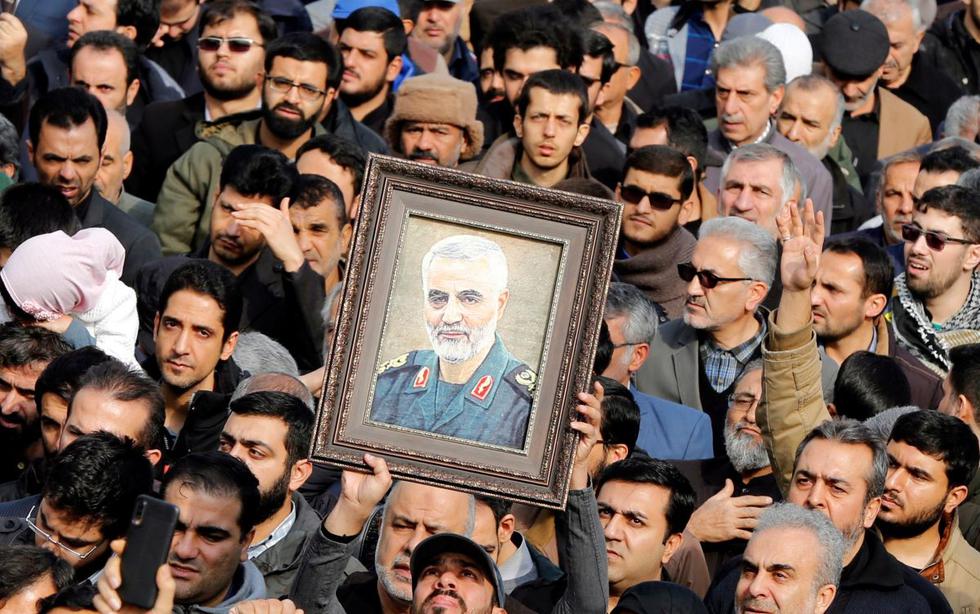 Miles de iraníes salen a las calles para llorar la muerte del teniente general y comandante de la Fuerza Quds, Qasem Soleimani del Cuerpo de Guardias Revolucionarios de Irán. (EFE)