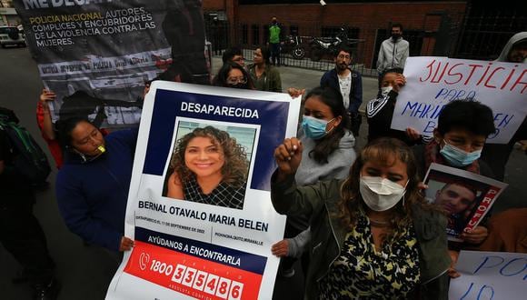 Varias personas protestan con carteles por la abogada desaparecida María Belen Bernal Otavalo, hoy, frente a la Fiscalía de Pichincha, en Quito (Ecuador). (Foto: EFE/ José Jácome)