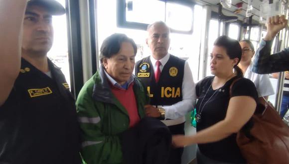Expresidente Alejandro Toledo custodiado por policías peruanos y agentes estadounidenses tras arribar al Perú este domingo por la mañana (Foto: Víctor/@nekroRP)