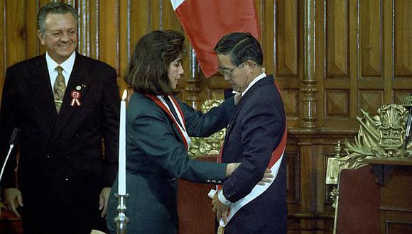 Martha Ch&aacute;vez y Alberto Fujimori el 28 de julio de 1995. En el fujimorismo, la legisladora es uno de los cuadros con mayor trayectoria pol&iacute;tica. (Foto: El Comercio)