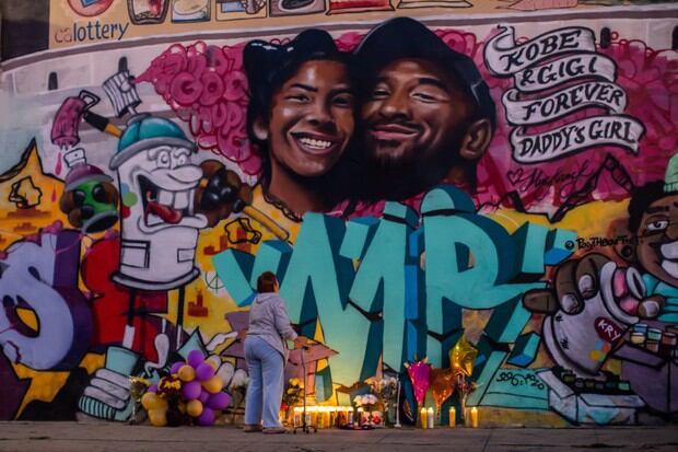 Mural pintado en Los Angeles tras la muerte de Kobe Bryant junto a su hijo (Foto: AFP)