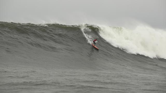 Álvaro Malpartida ganó el Quiksilver Pico Alto,  certamen de surf en olas de más de seis metros de altura. (Foto: Enrique Cúneo)