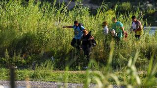 Cientos de migrantes venezolanos cruzan a Estados Unidos desde México esperanzados en obtener asilo