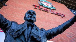 “Está dando vueltas en su tumba”: familia de exDT de Liverpool buscará retirar estatua tras anucio de la Superliga
