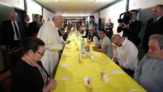 El papa Francisco almorzó con reclusos en una cárcel de Milán