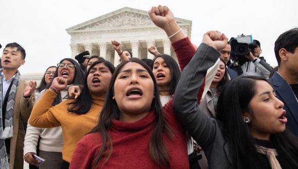 Los jóvenes que se benefician de DACA (Acción Diferida para los Llegados en la Infancia) se manifiestan ante la Corte Suprema de Estados Unidos el 12 de noviembre de 2019. (Foto de SAUL LOEB / AFP).