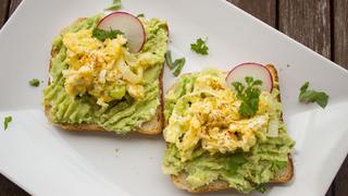 ¿Por qué consumir palta y huevo en el desayuno te ayudará a reducir medidas?