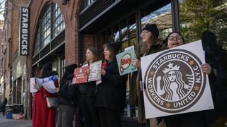 Empleados de Starbucks en EE.UU. celebran primer aniversario de lucha sindical