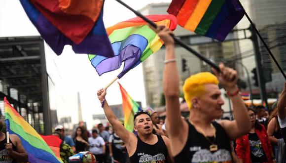 Miembros de la comunidad LGBTI marchan el 23 de junio de 2018. (Foto referencial de Edwin Bercián / EFE)