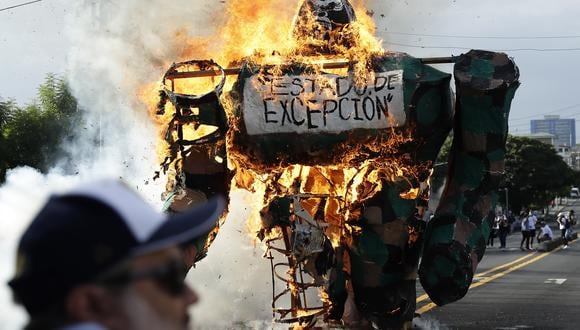 Una efigie con el letrero de "estado de excepción" arde en llamas durante una marcha de estudiantes y docentes de la Universidad de El Salvador (UES) para condenar la implementación en el país de un régimen de excepción para erradicar a las pandillas, el cual ha sido rechazado por varios sectores nacionales y por organizaciones internacionales de derechos humanos, en San Salvador (El Salvador).
