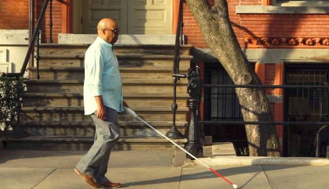 Lanzan un bastón que es capaz de conectarse con Google Maps y guiar a las personas con discapacidad visual. (Foto: WeWalk)