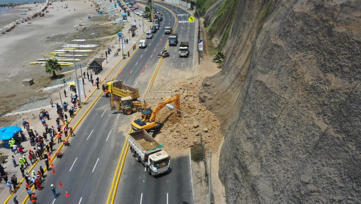 Este miércoles un derrumbe alertó a vecinos de Barranco, bañistas, conductores y autoridades. Ne dejó víctimas. (Foto: El Comercio)