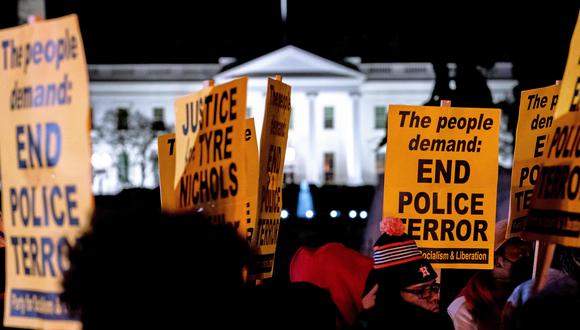Los manifestantes se manifiestan contra el fatal asalto policial de Tire Nichols, en Lafayette Square, cerca de la Casa Blanca en Washington, DC.