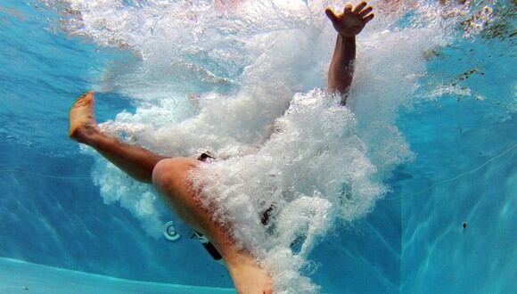 Se viralizó en Facebook el doloroso final que tuvo un joven que se animó a realizar un arriesgado clavado en una piscina. (Foto: Referencial/Pixabay)