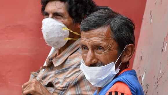 Peruanos en medio de la pandemia se cubren con tapabocas para evitar el contagio del coronavirus (Foto: Cris Bouroncle / AFP)