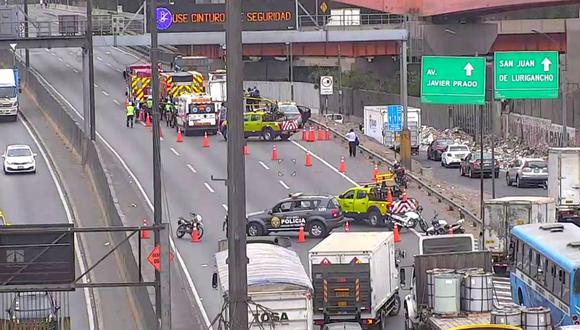 El accidente de tránsito causó gran congestión vehicular en la Vía de Evitamiento, ya que la Policía tuvo que restringir la circulación de las unidades. (Foto: Lima Expresa/Twitter)