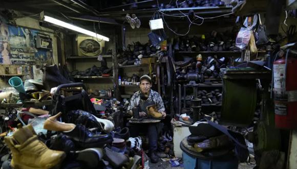 José Francisco Rodríguez, zapatero desde hace 46 años, posa para la foto en su taller de reparación de calzado en Caraca.
