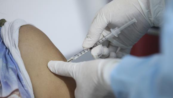 Segunda dosis de vacunas se aplica a personal de salud del hospital del Niño de Breña y del hospital San Bartolomé. (Foto: GEC)