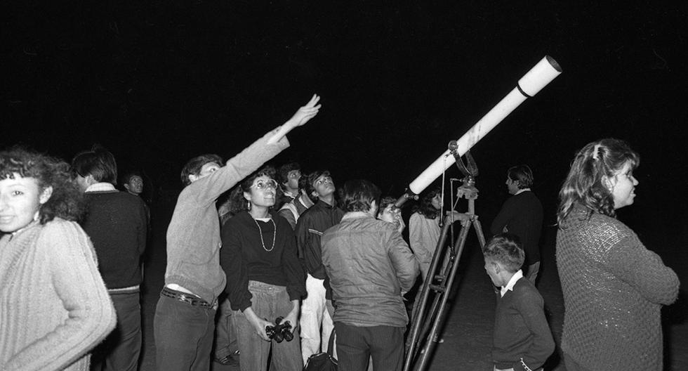 Lima, 10 de abril de 1986. Grupo de aficionados y curiosos se trasladaron al sur de Lima, a las playas, a Ica, pero también a Chosica y Matucana en busca del mejor lugar para avistar al cometa Halley. (Foto: Juvenal Alvarado / GEC Archivo Histórico)