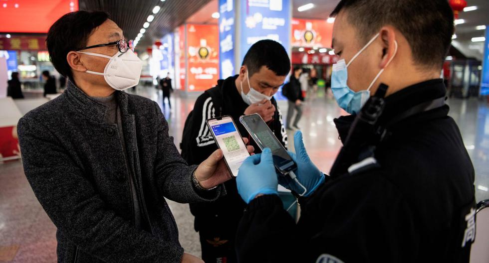 Ciudadanos chinos muestran un código QR verde en su teléfono para confirmar su estado de salud en medio de la pandemia de coronavirus. (AFP / NOEL CELIS).