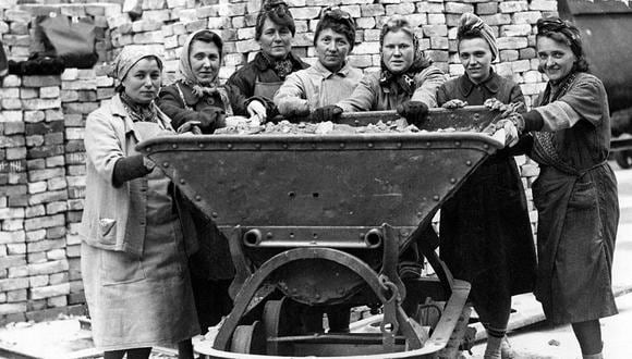 &quot;Las mujeres de los escombros&quot; fueron importantes en los primeros pasos de la reconstrucción de Alemania tras la segunda Guerra Mundial. (GETTY IMAGES)