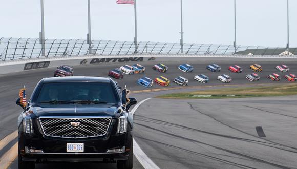 El presidente Donald Trump y la primera dama Melania viajan en la limusina presidencial mientras dan una vuelta rápida antes del comienzo de las 500 millas de Daytona. (REUTERS).