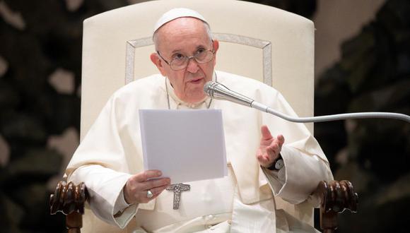 El Papa Francisco habla durante la audiencia general semanal en el Salón de Audiencias Pablo VI en el Vaticano, el 18 de agosto de 2021. (Vatican Media/REUTERS).