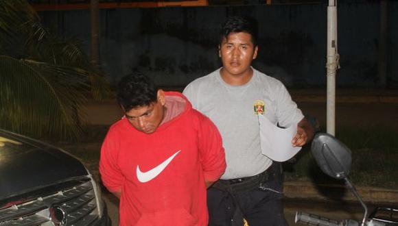 José Luis Sangama León, el acusado del delito de violación en agravio de un menor de 11 años, siendo trasladado a la Comisaría. (Foto: Manuel Calloquispe)
