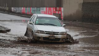 Intensa llovizna causa aniego en VMT y dificulta el paso de vehículos