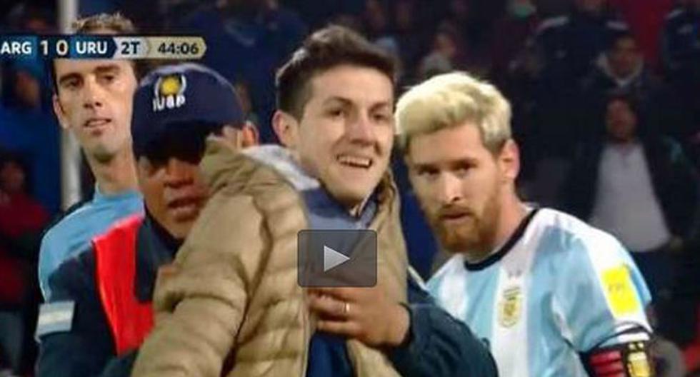 Dos hinchas se metieron al campo para estar frente a Lionel Messi. (Foto: captura)